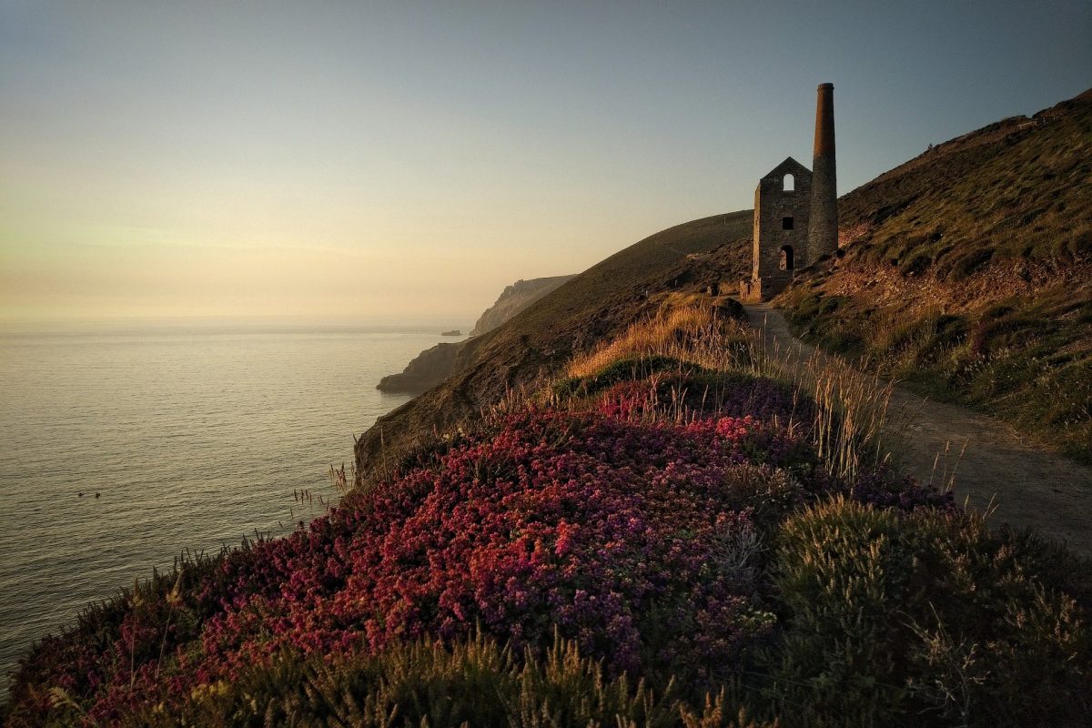 Abandoned Cornish tin mine on coast Image by Richard Norris from Pixabay